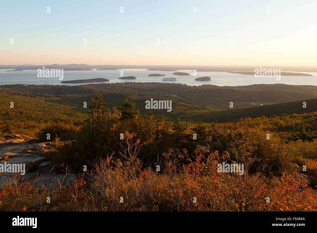 Acadia Nationalpark, Bar Harbor und Frenchmans Bay View bei Sonnenaufgang vom Gipfel des Cadillac Mountain, Maine, USA Stockfoto