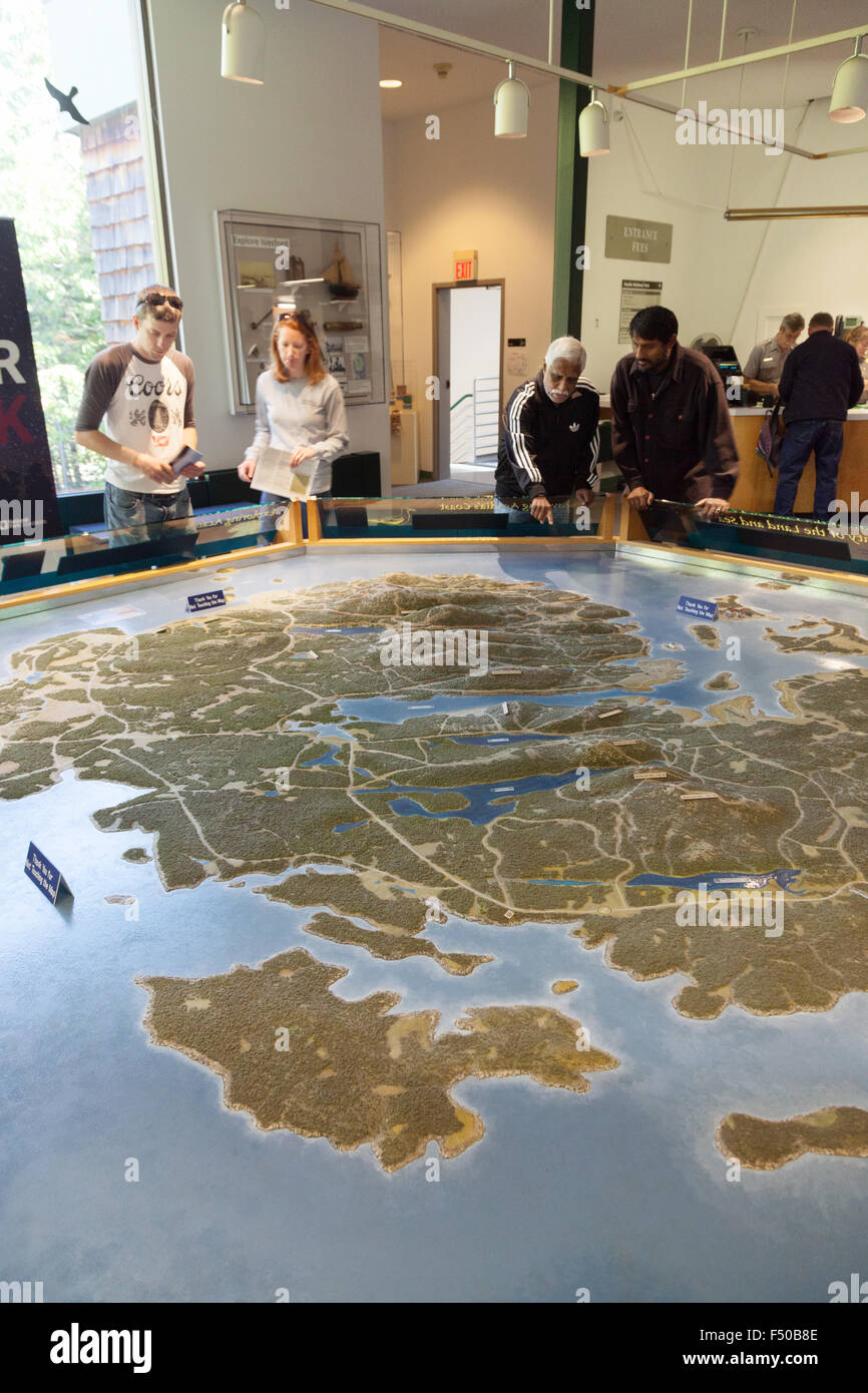 Touristen auf der Suche auf einer Karte von Mount Desert Island, Acadia National Park Visitor Center, Maine, USA Stockfoto