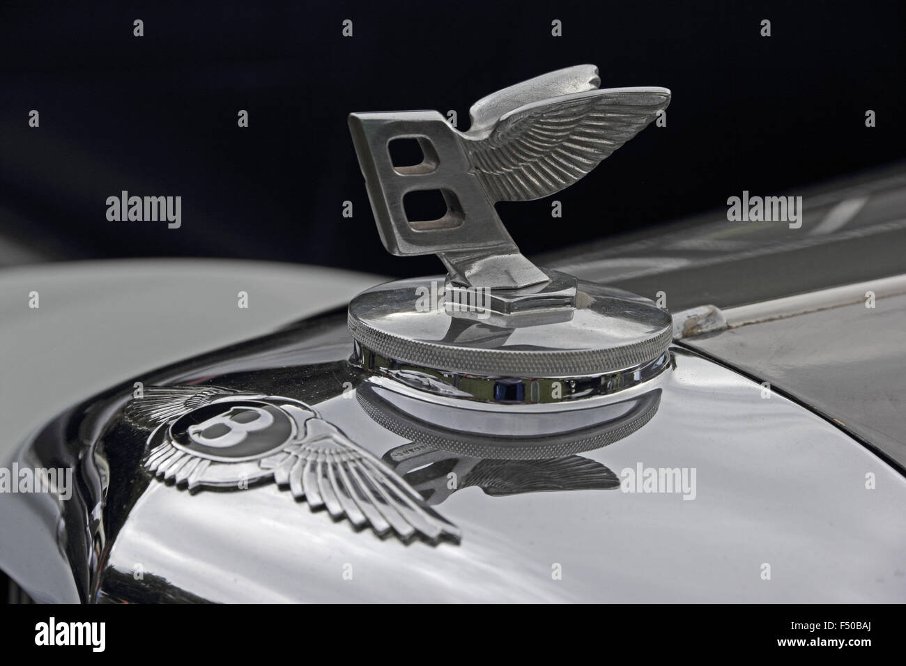 Heizkörper-badging und B auf Bentley Oldtimer fliegen Stockfoto