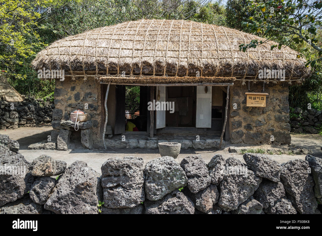 Traditionelles Haus in Jeju Folk Village auf Jeju-Do, Südkorea Stockfoto