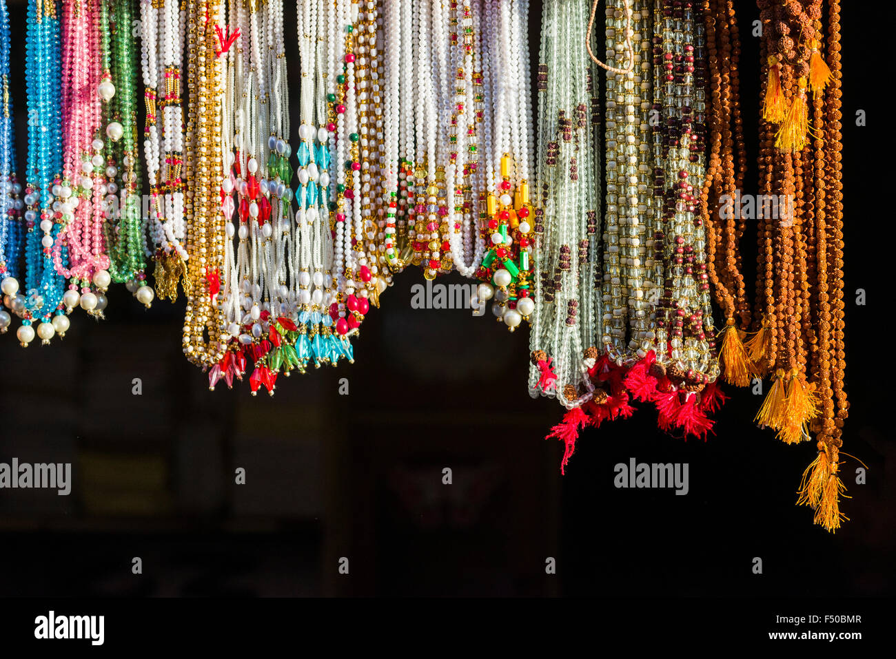 Halsketten, Malas, verkauft für religiöse Zeremonien am Ufer des Flusses Ganges Stockfoto