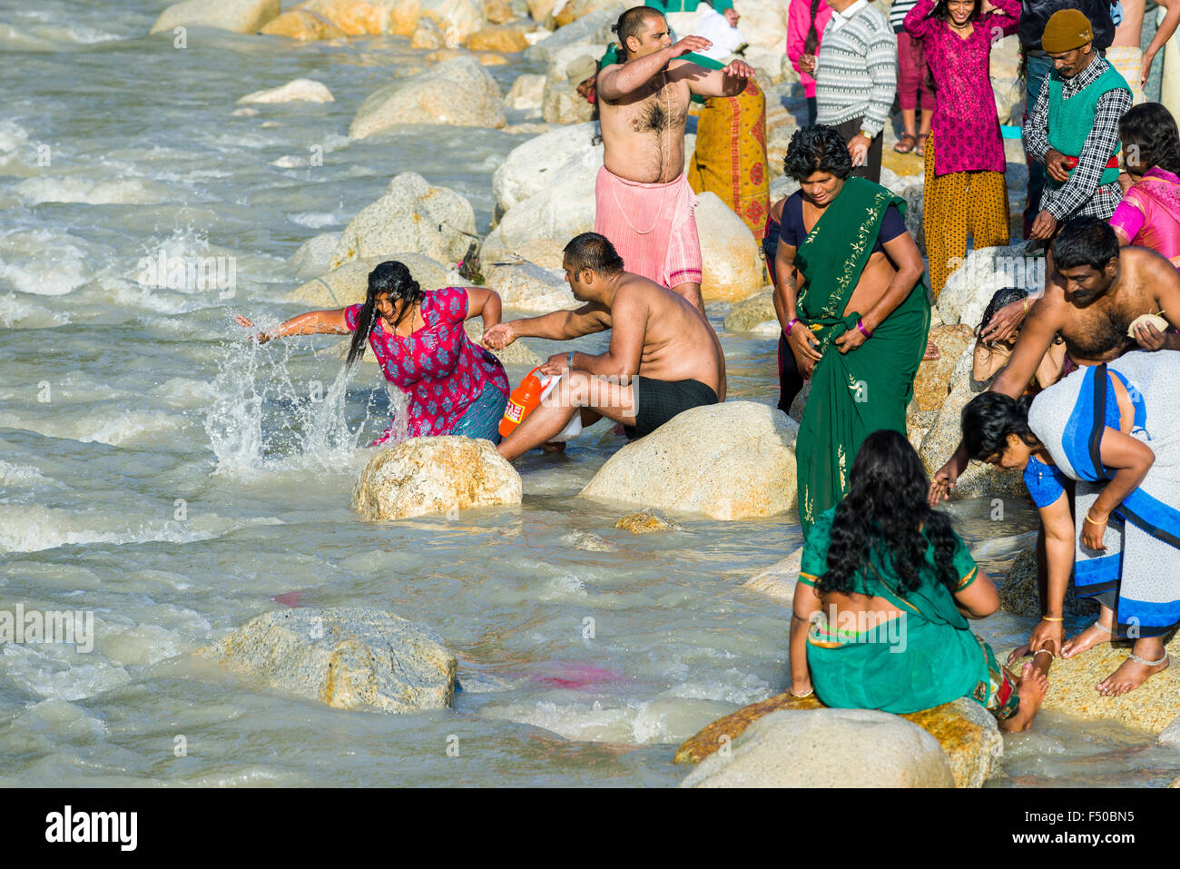 Pilger aus ganz Indien kommen auf die Ufer des Flusses Ganges ihre Heiligen tauchen Sie ein in die Wasser zu haben Stockfoto