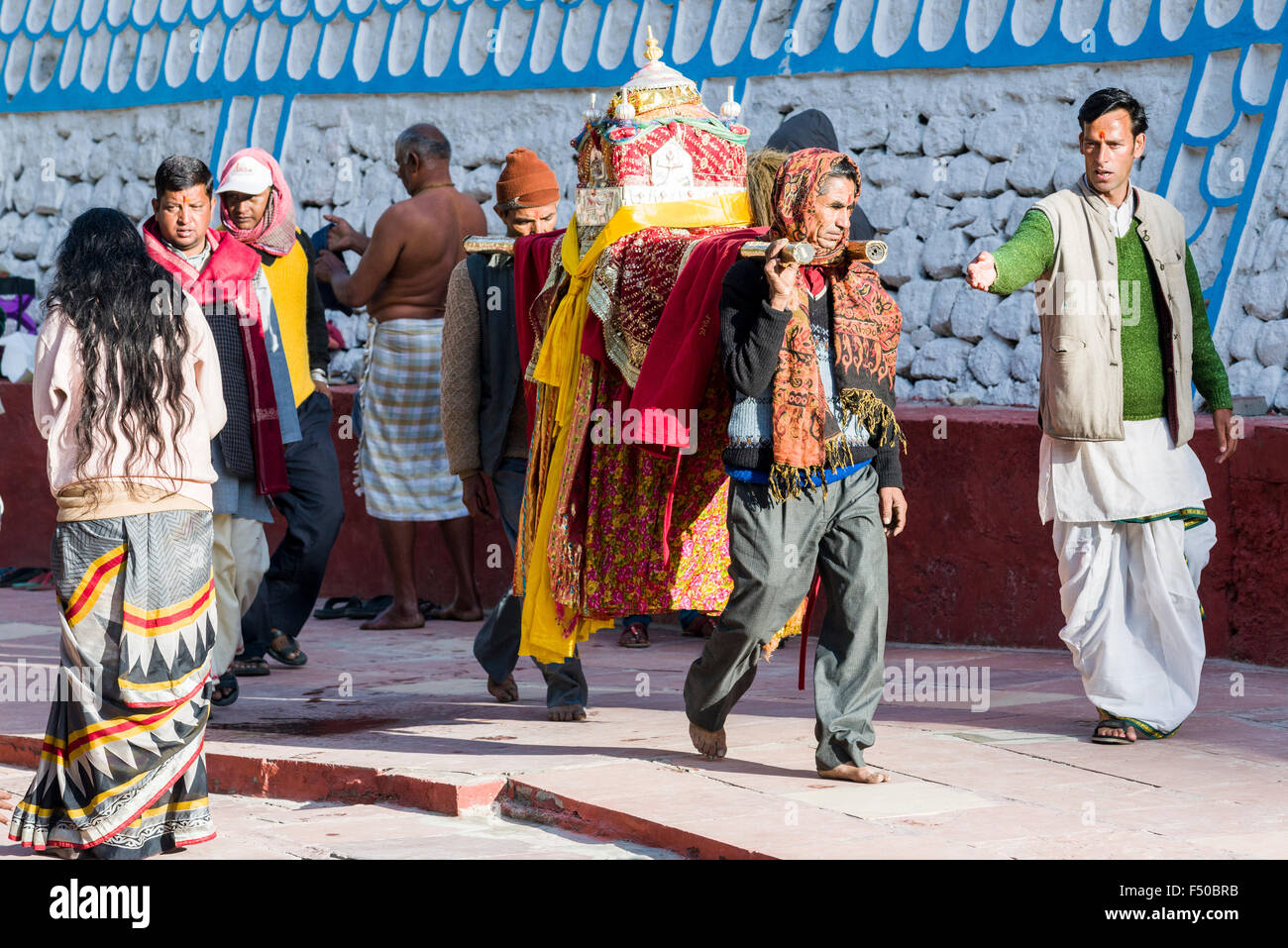 Pilger aus ganz Indien kommen auf die Ufer des Flusses Ganges Ganges dusshera zu feiern und haben ihre Heiligen tauchen Sie ein in die Stockfoto