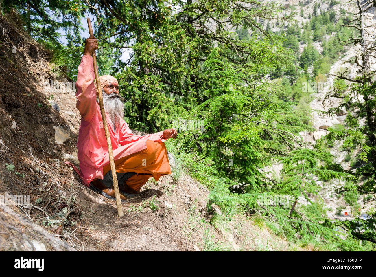 Mahant naomi Giri, der 52 Jahre alte Sadhu, eremitically lebt in einer Höhle am Ufer des heiligen Flusses Ganges Stockfoto