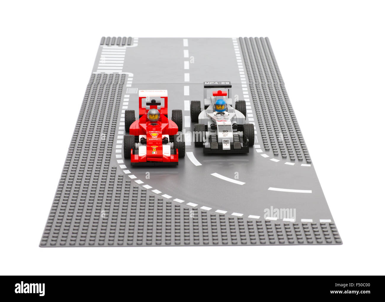 LEGO Ferrari F14 T und McLaren Mercedes Rennwagen von LEGO Geschwindigkeit Champions auf Lego Straße Grundplatten. Stockfoto