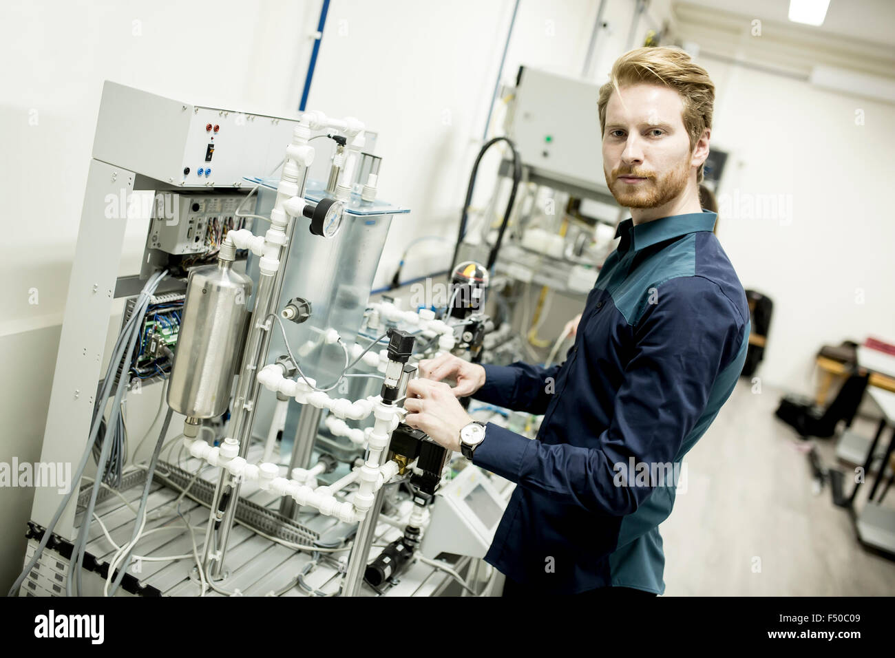 Ingenieur in der Fabrik Stockfoto