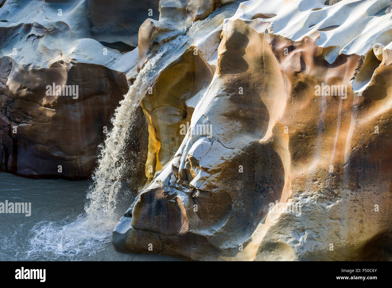 Details von Wasser und Stein von gangotri Wasserfall, der Ort, an dem sich die heiligen Fluss Ganges zum ersten Mal auf der Erde erschienen Stockfoto