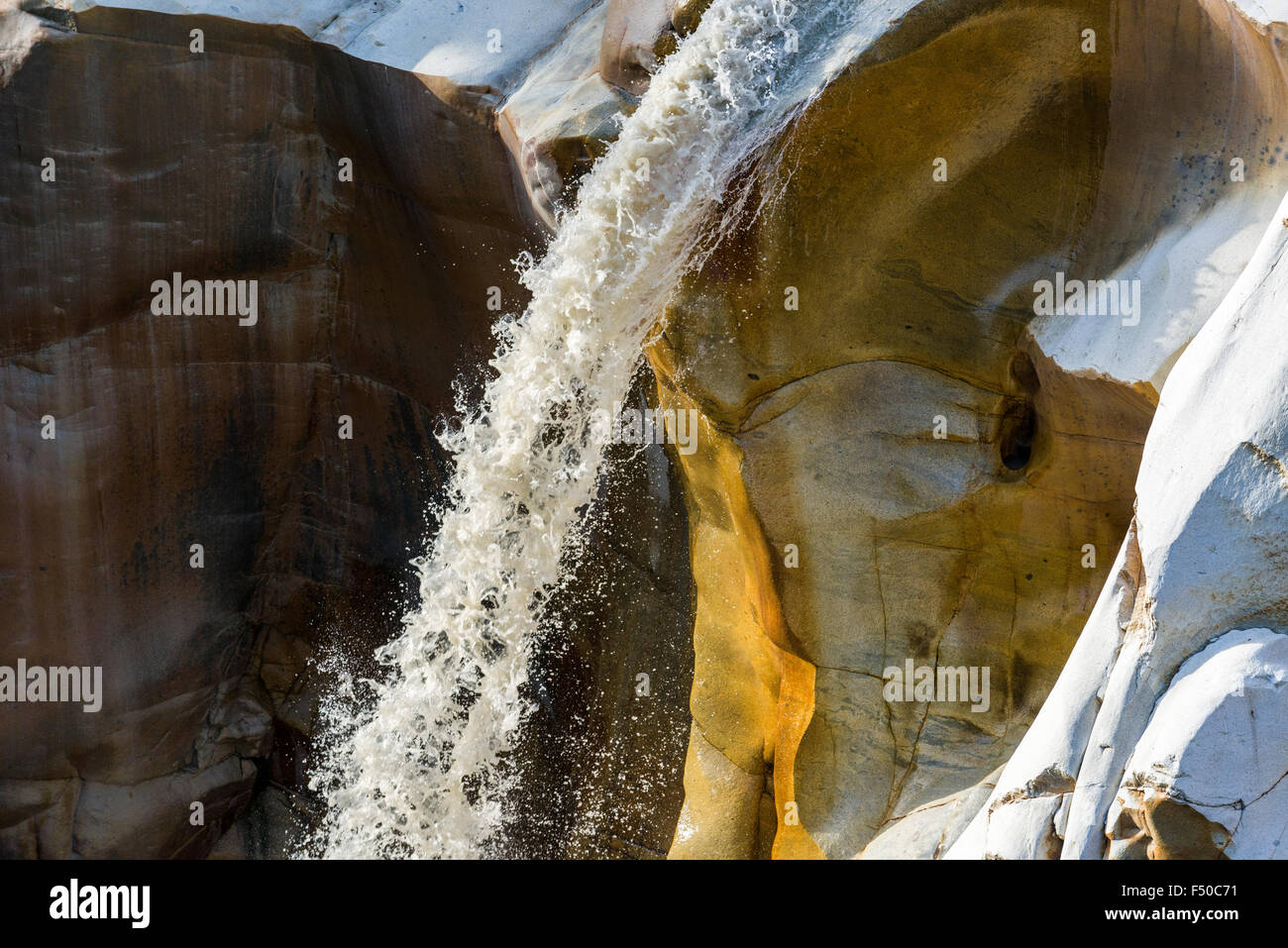 Details von Wasser und Stein von gangotri Wasserfall, der Ort, an dem sich die heiligen Fluss Ganges zum ersten Mal auf der Erde erschienen Stockfoto
