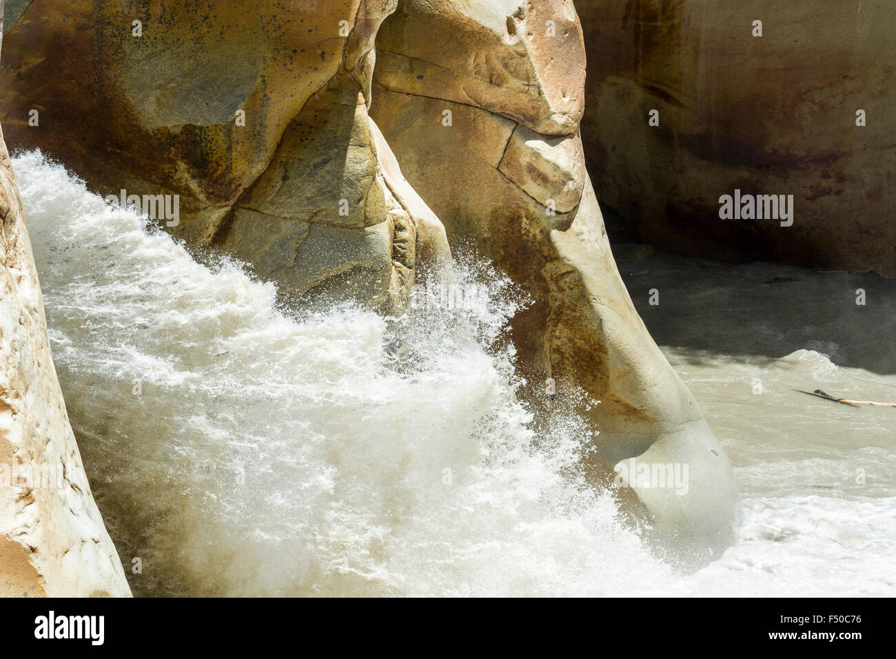 Details von Wasser und Stein von gangotri Wasserfall, der Ort, an dem sich die heiligen Fluss Ganges zum ersten Mal auf der Erde erschienen Stockfoto