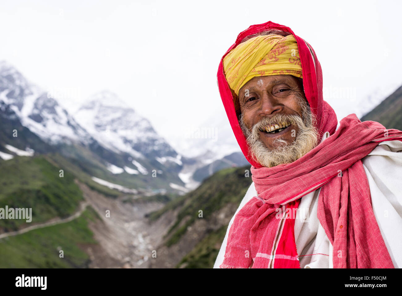 Porträt einer loughing Pilger auf dem dem Titel Tempel von kedarnath Stockfoto