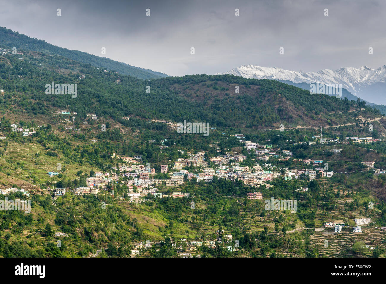 Die Stadt guptkashi ist am Hang eines Berges gelegen Stockfoto