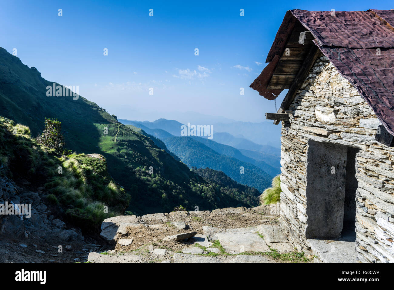 Tungnath Tempel ist von alten Häusern umgeben und auf einer Höhe von 4000 Metern in garwhal Himal, alten Pilger Titel entfernt und Stockfoto