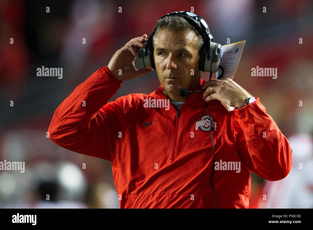 Piscataway, NJ, USA. 24. Oktober 2015. Ohio State Buckeyes Cheftrainer Urban Meyer blickt auf während des Spiels zwischen The Ohio State Buckeyes und Rutgers Scarlet Knights im Höhepunkt-Lösungen-Stadion in Piscataway, New Jersey. Obligatorische Credit: Kostas Lymperopoulos/CSM, © Csm/Alamy Live-Nachrichten Stockfoto