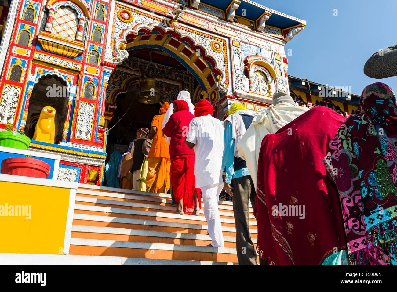 Viele Pilger versammeln sich vor dem bunten Badrinath Tempel, einer der dschar dham Reiseziele Stockfoto