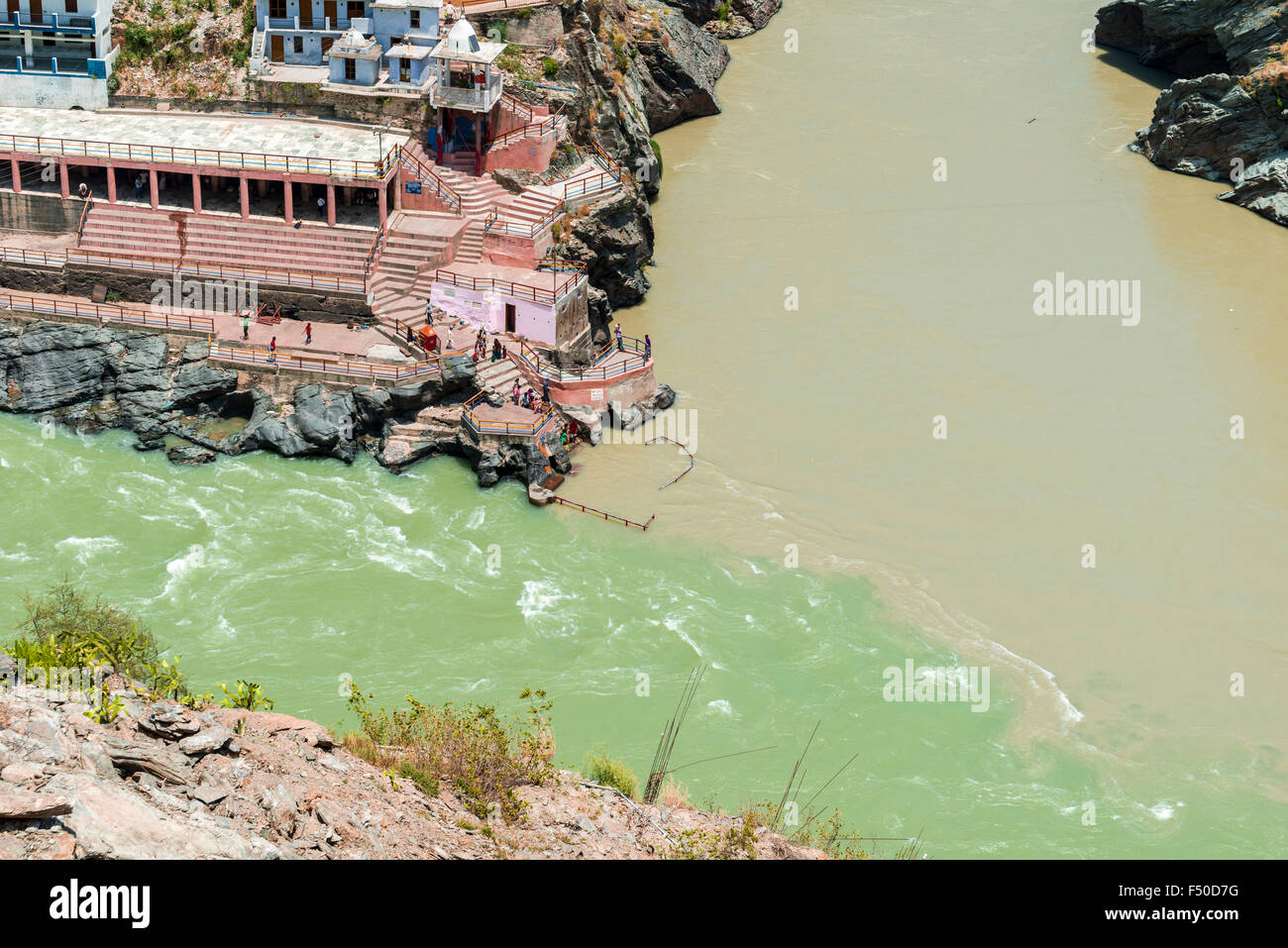 Die sangam an Dev prayag, dem Zusammenfluss von bhaghirati und alakananda, der Ort, an dem sich die heiligen Fluss Ganges beginnt Stockfoto