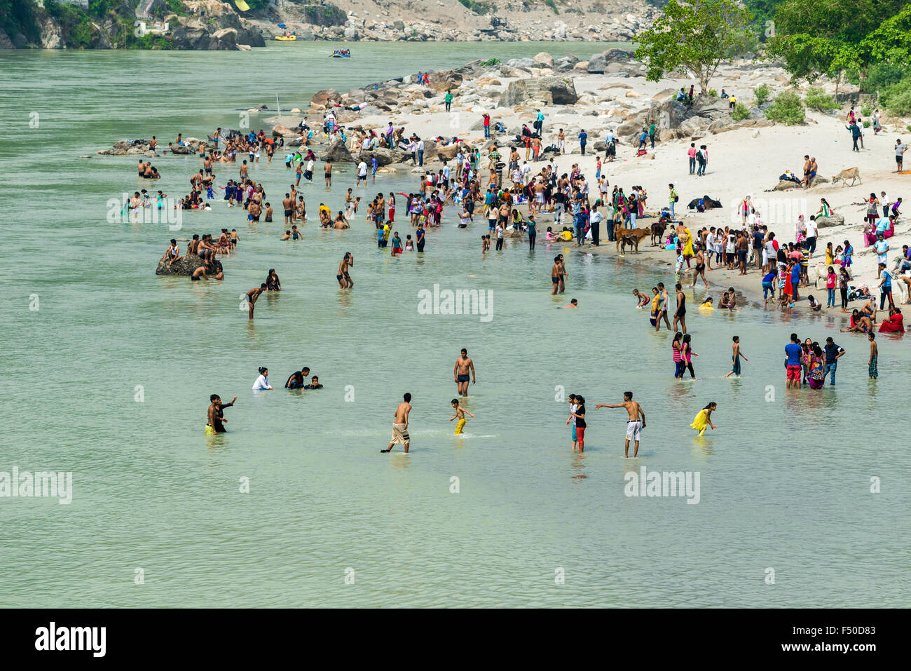 Pilger sind unter Badewanne am Ufer des heiligen Flusses Ganges Stockfoto