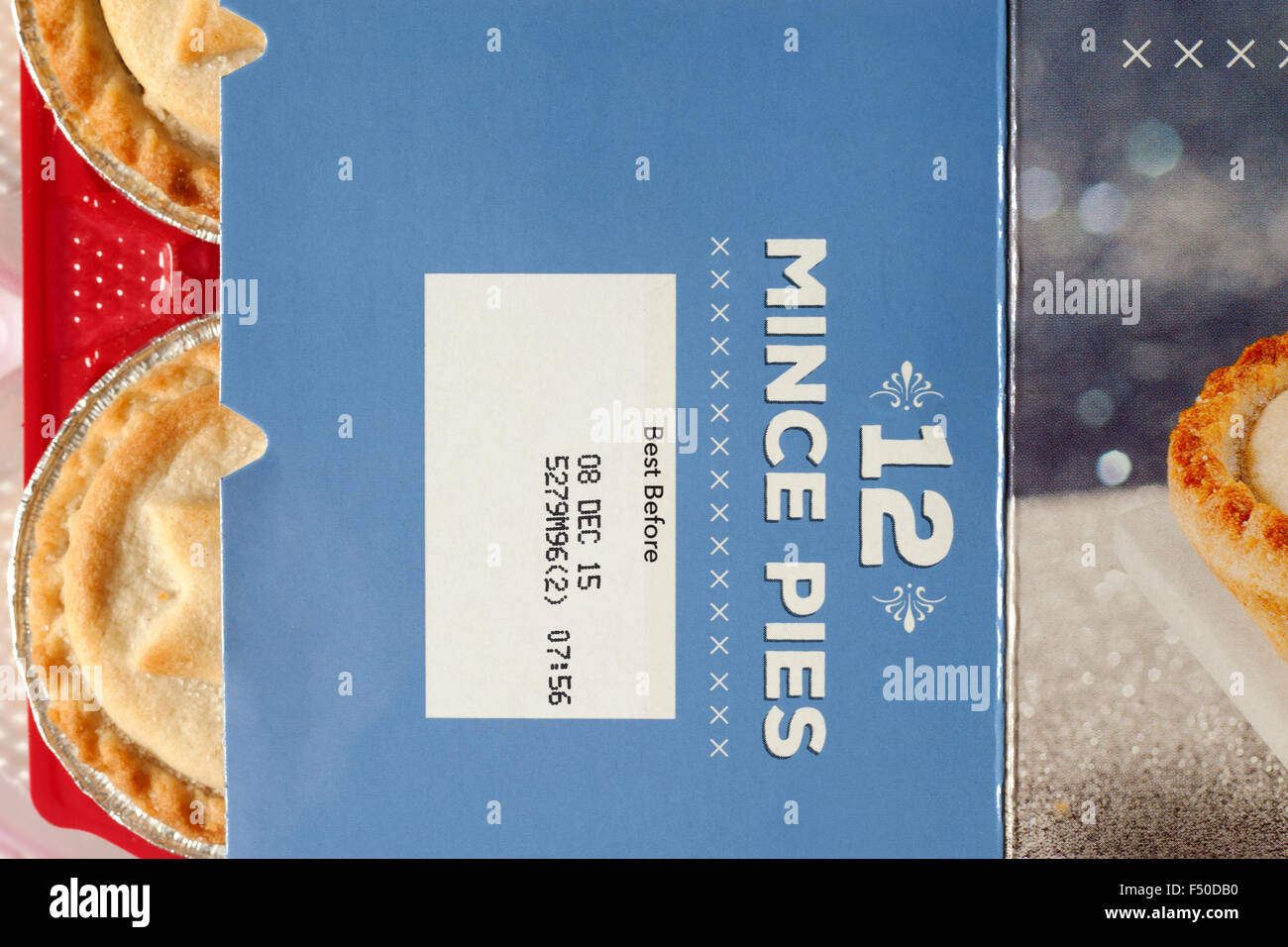 Schachtel mit traditionellen Mince Pies mit Anfang Dezember Ablaufdatum auch vor Weihnachten Stockfoto