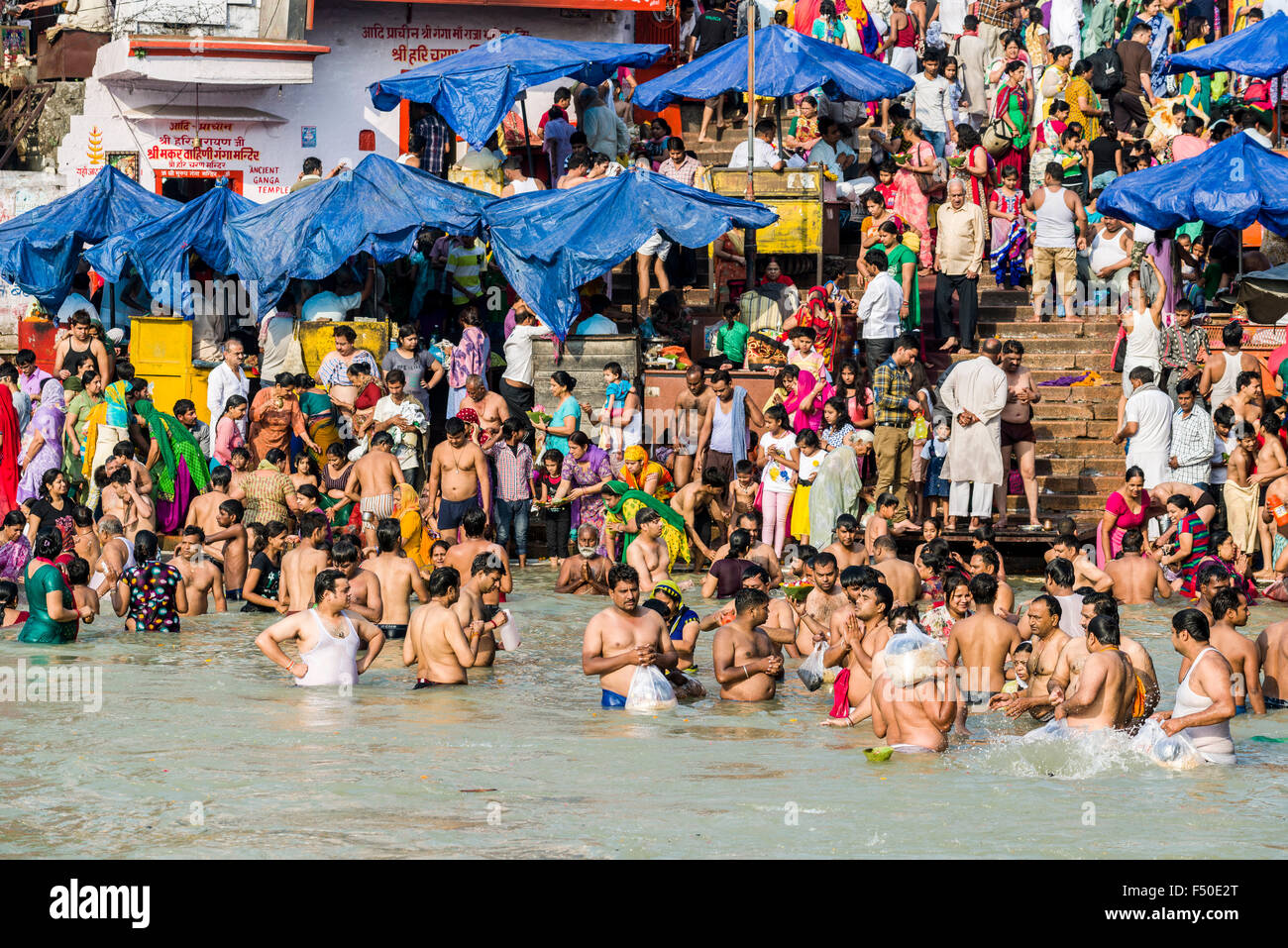 Masse der Pilger versammeln sich zum Baden an harki pauri Ghat am heiligen Fluss Ganges Stockfoto