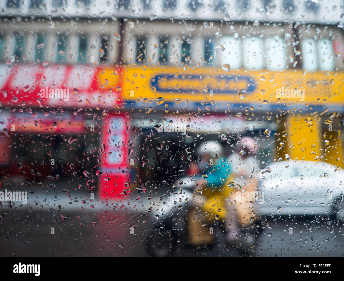 Zwei Personen fahren einen Roller an einem regnerischen Nachmittag in Taiwan Stockfoto