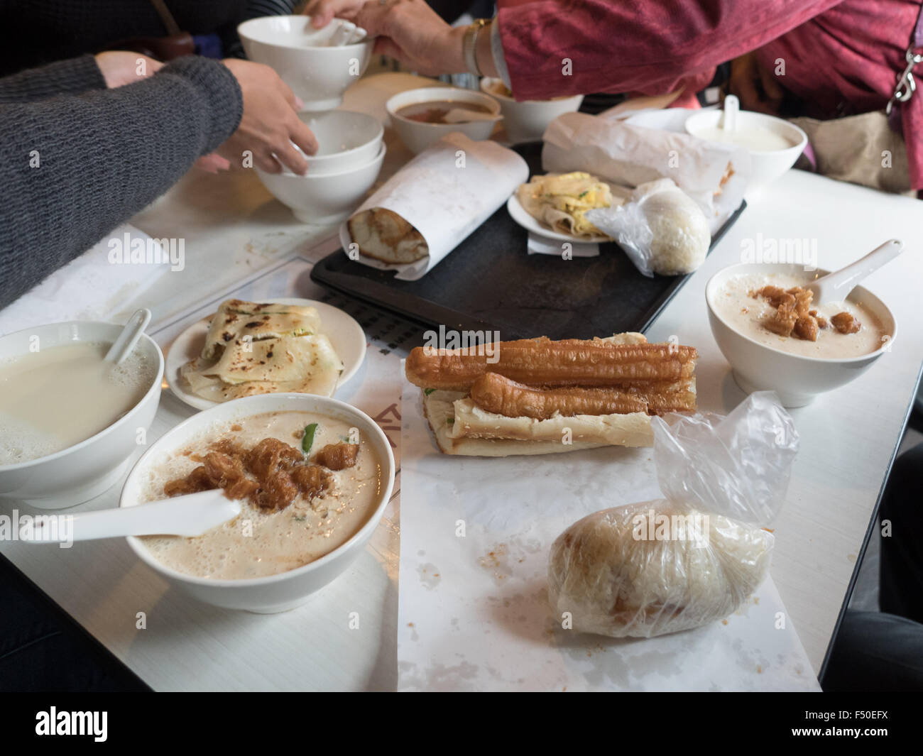 Ein typisches chinesisches Frühstück salzig Soja-Milch, süße Soja-Milch, geröstetes Brot, Eiern und Reisbällchen in Taipei, Taiwan Stockfoto