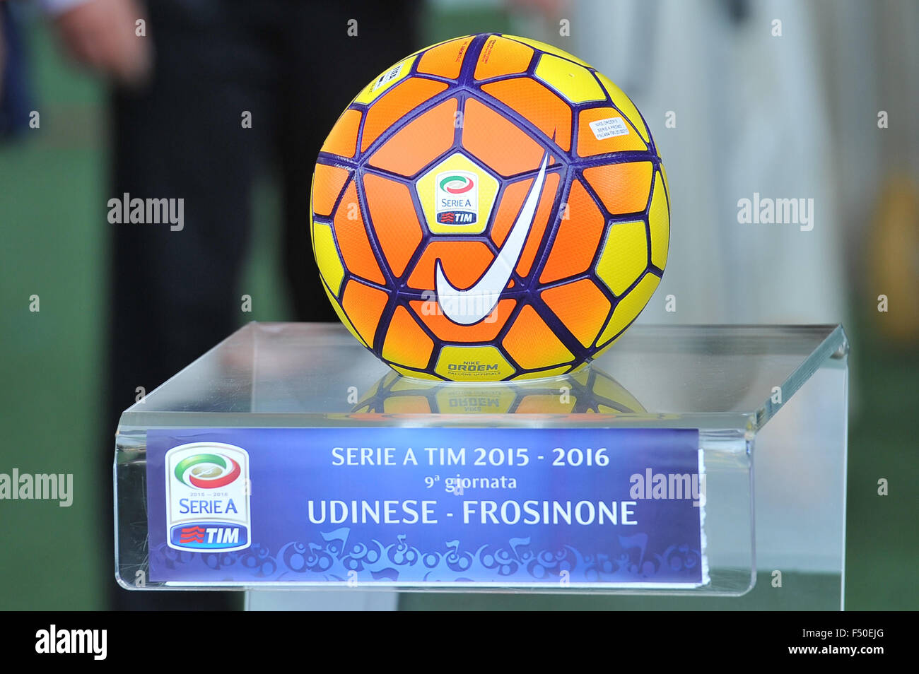 Udine, Italien. 25. Oktober 2015. Der neue Nike Ordem 3 Hi-Vis offizielle Winter Spielbälle des italienischen Fußball-Serie A vor der italienischen Serie A TIM Fußball zwischen Udinese Calcio und Frosinone im Friaul-Stadion am 25. Oktober 2015.  Bildnachweis: Simone Ferraro/Alamy Live-Nachrichten Stockfoto
