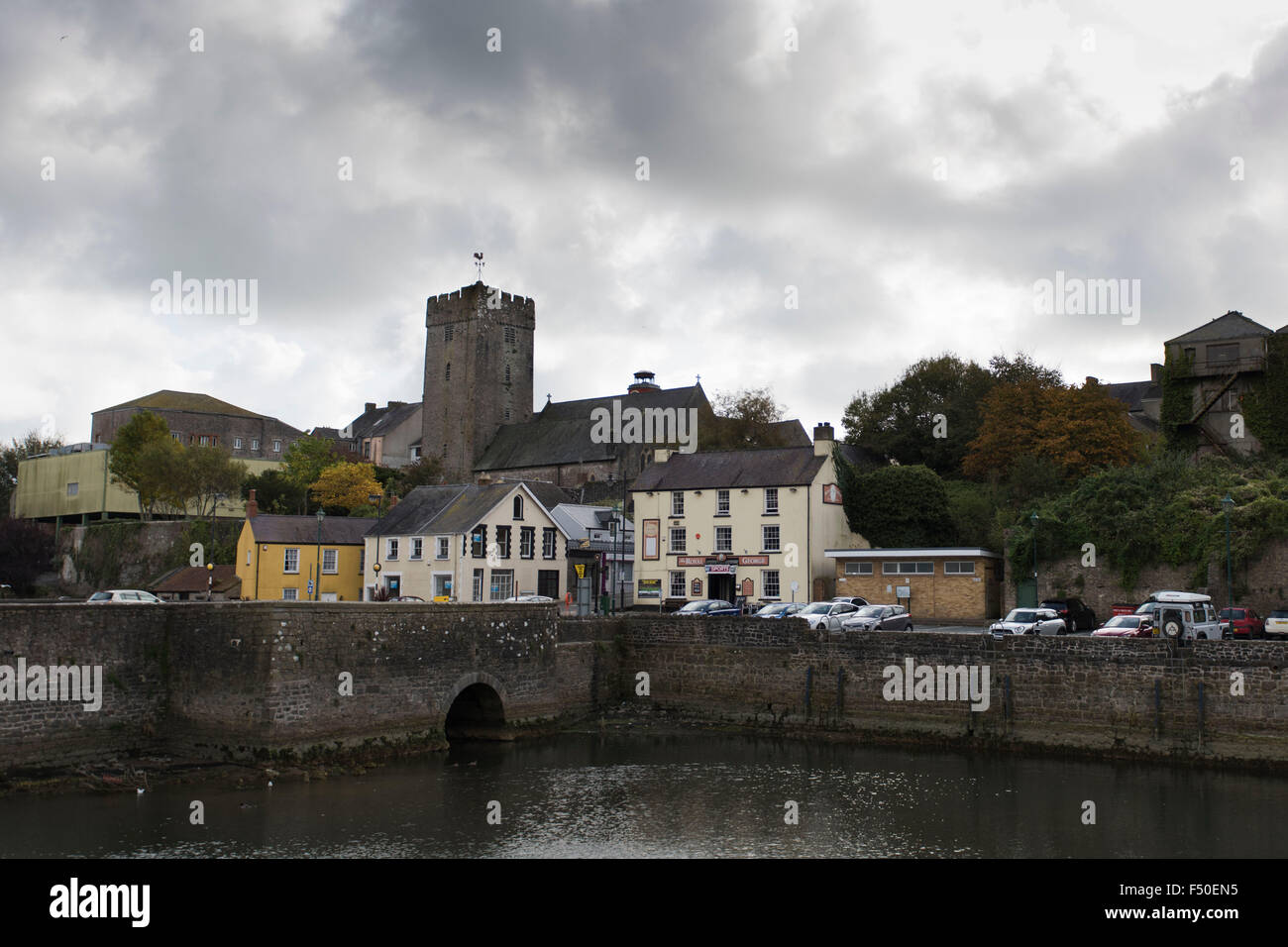 Mühlenteich, Pembroke Castle n Pembroke, West Wales umgibt. Drei Menschen starben in den Teich im Jahr 2015. Stockfoto