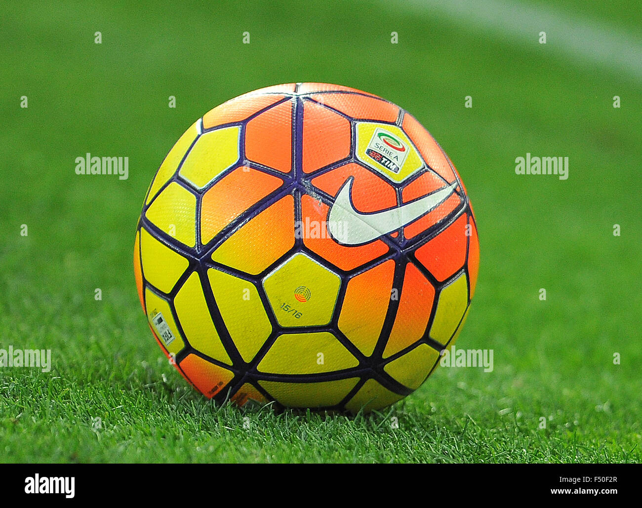 Udine, Italien. 25. Oktober 2015. Der neue Nike Ordem 3 Hi-Vis offizielle Winter Spielbälle des italienischen Fußball-Serie A vor der italienischen Serie A TIM Fußball zwischen Udinese Calcio und Frosinone im Friaul-Stadion am 25. Oktober 2015.  Bildnachweis: Simone Ferraro/Alamy Live-Nachrichten Stockfoto