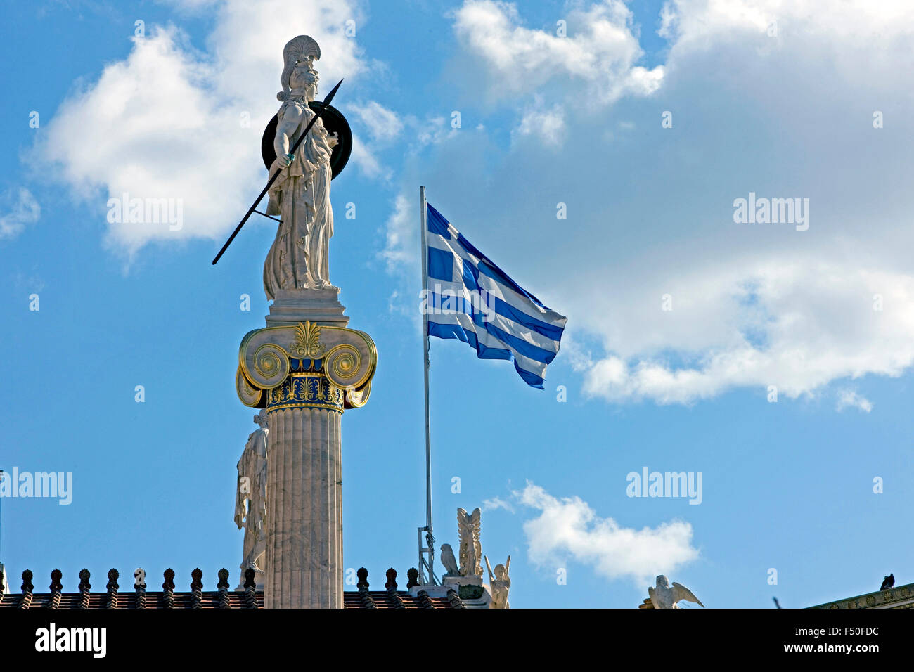 Seitenansicht der Statue der griechischen Göttin Athene / Pallas Athene gegen blaue bewölkt bewölkt. Athen, GR Stockfoto