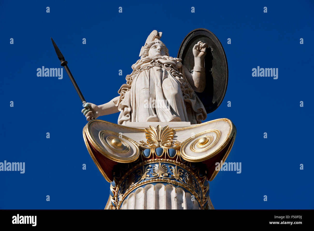 Nahaufnahme von der griechischen Göttin Athene / Pallas Athene Statue und Ornament Säule Elemente gegen blauen Himmel. Athen, GR Stockfoto