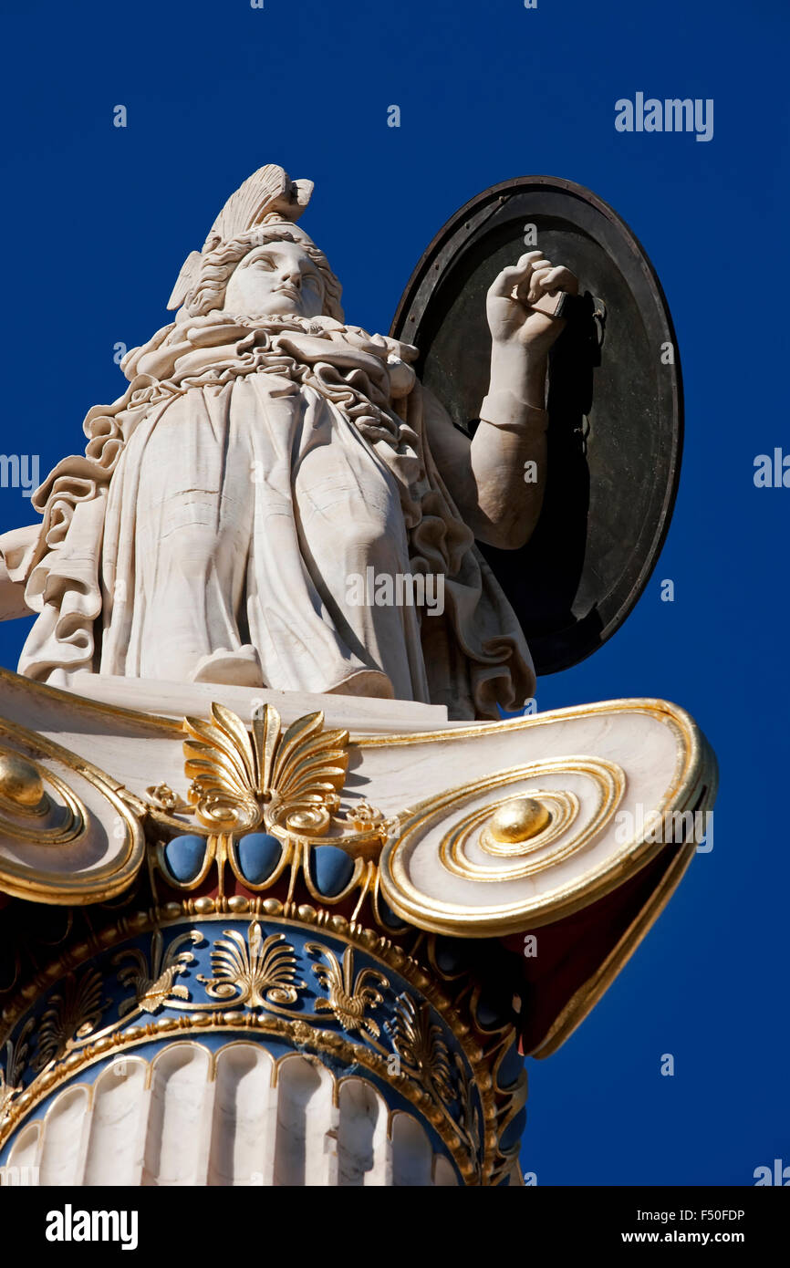 Nahaufnahme von der griechischen Göttin Athene hält ein Schild Statue und dekorative Säule Details gegen blauen Himmel. Athen, GR Stockfoto