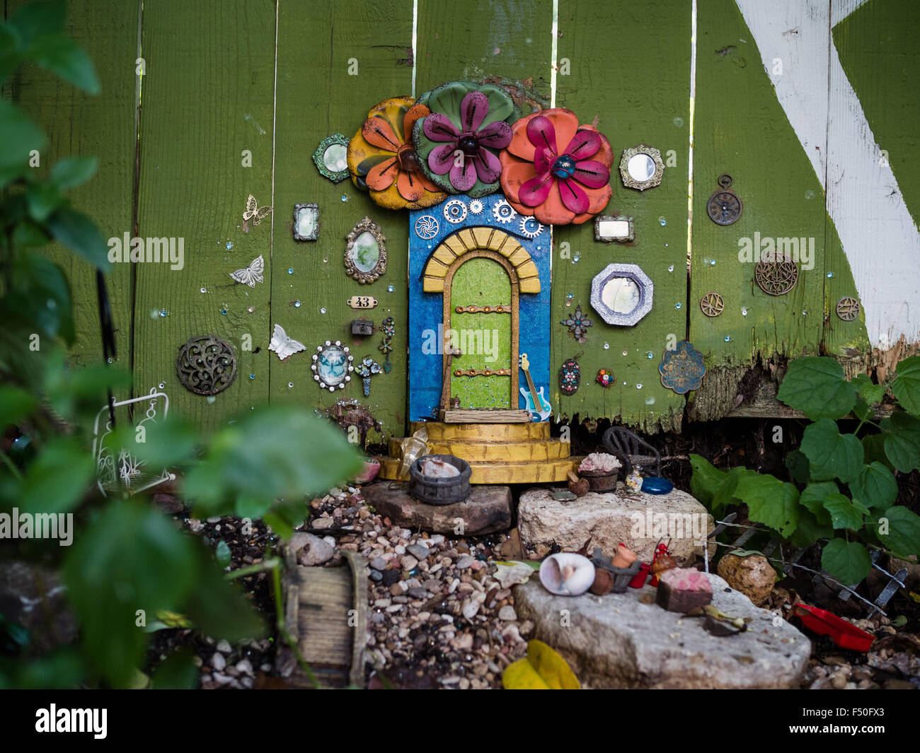 Kleine Fee Eingang in einem grünen Zaun Stockfoto