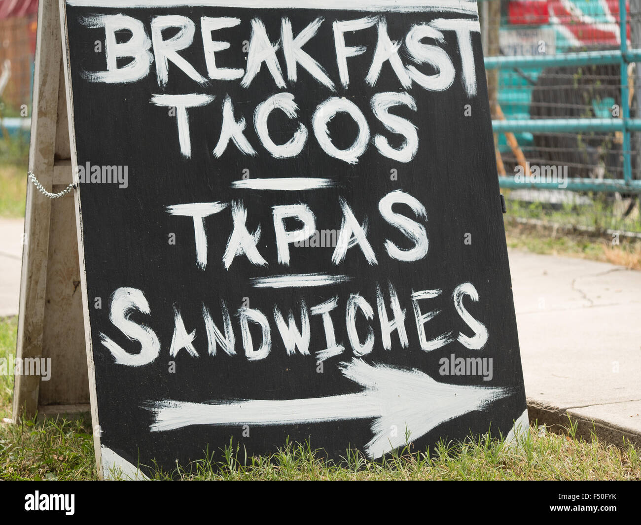 Ein Wegweiser in Richtung ein Restaurant, das Frühstück Tacos in Austin, Texas zu verkaufen Stockfoto