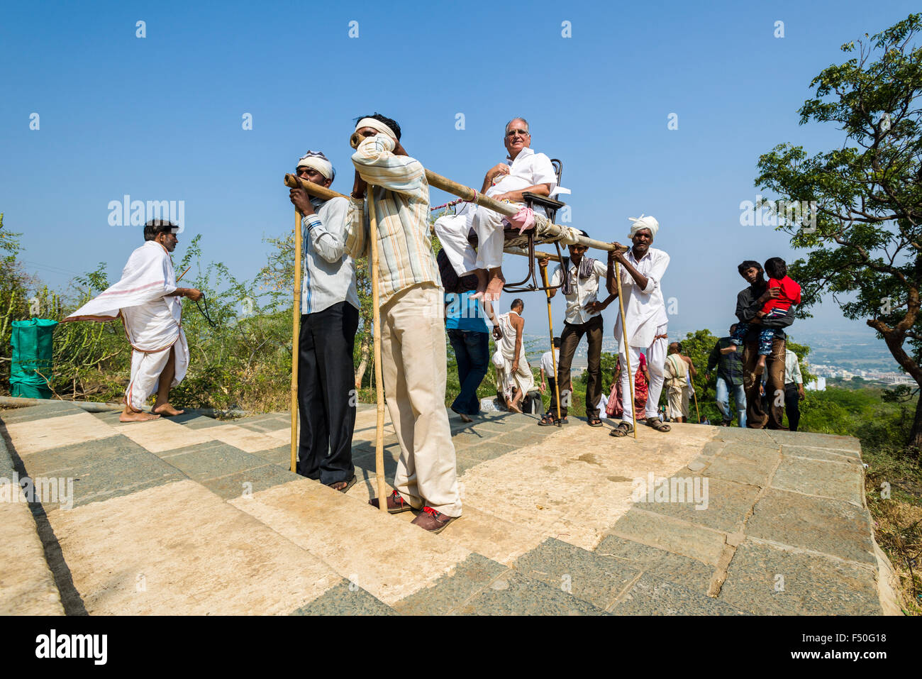 Träger sind die Jain Pilger die 3.500 Schritte bergauf zu shatrunjaya. shatrunjaya ist einer der wichtigsten Standorte für Pilger jai Stockfoto
