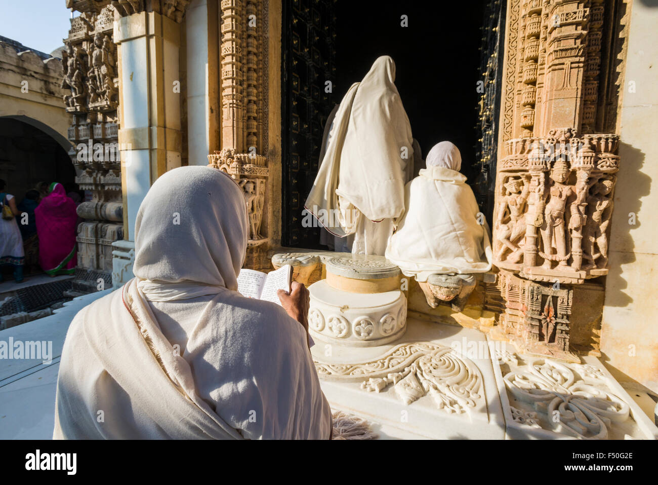 Ein Jain Nonne ist religeous rezitieren Texte shatrunjaya Hill, einem der großen pilger Standorte für Jains, am Tag der yatra se Stockfoto