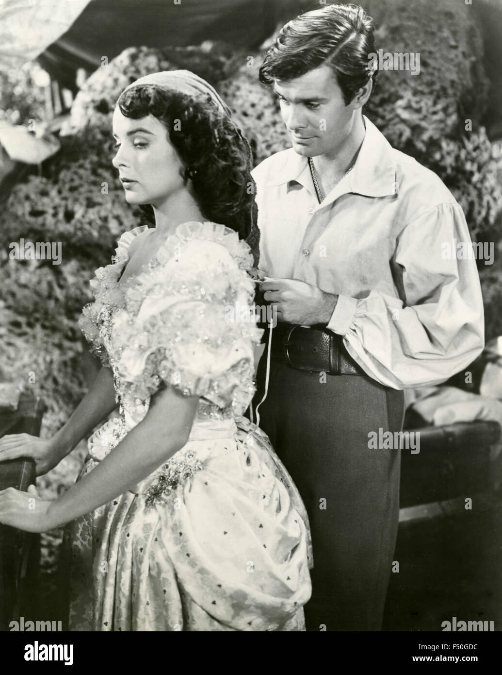 Die Schauspieler Louis Jourdan Und Jean Peters In Einer Szene Aus Dem die-schauspieler-louis-jourdan-und-jean-peters-in-einer-szene-aus-dem