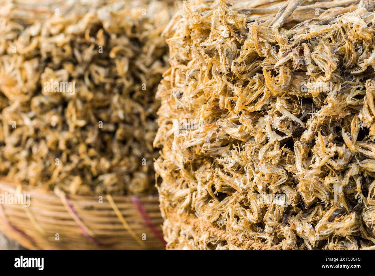 Körbe mit getrockneten Fisch gefüllt sind für den Verkauf auf dem wöchentlichen Gemüsemarkt Stockfoto