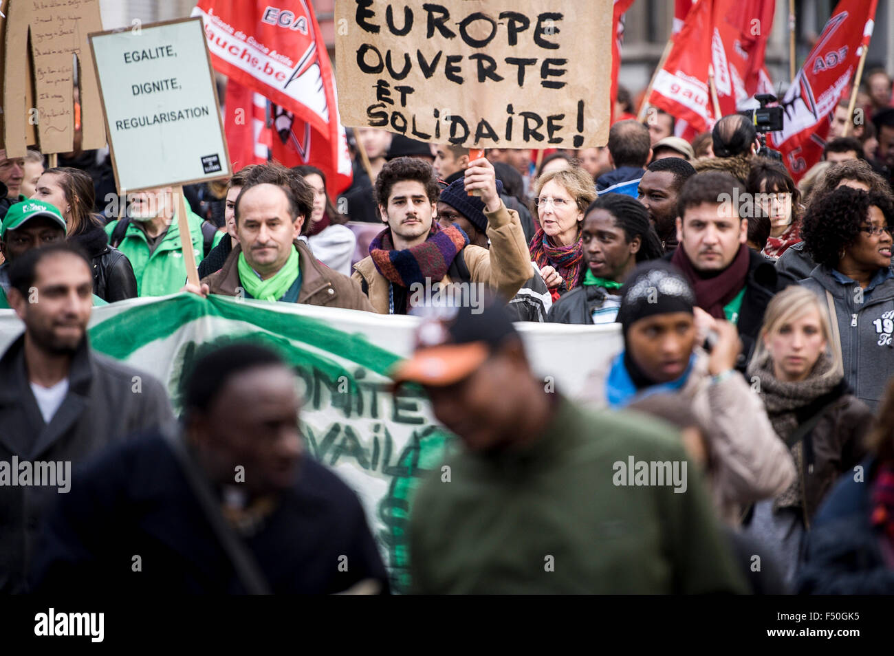 Brüssel, Belgien. 25. Oktober 2015. Flüchtlinge halten den Protest in Brüssel am 25.10.2015. Etwa 3,000 Flüchtlinge ohne Papiere (sans Papiers) rally in der Nachfrage der Regularisierung von undokumentierten Migranten, Schließung von den Verzögerungmitten und Ende der Deportationen. Der gleichen Zeit EU-Leiter der Staaten treffen sich in Brüssel, die Migrationskrise Kredit zu diskutieren: Dpa picture-Alliance/Alamy Live News Stockfoto