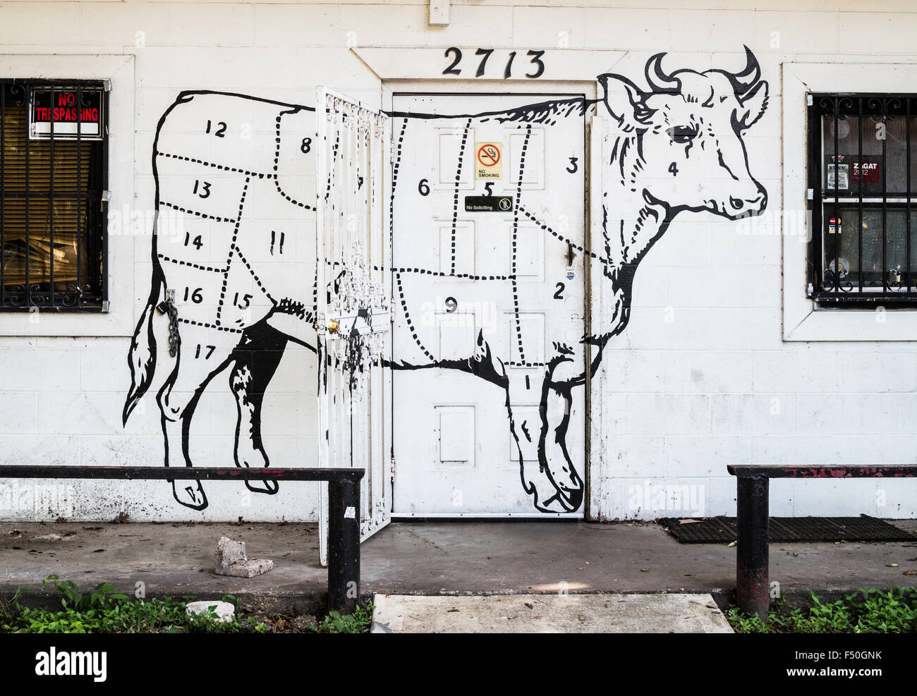 Ein großes Wandgemälde der Teilstücke von Rindfleisch an der Wand eines gemeinsamen BBQ in Austin, Texas Stockfoto