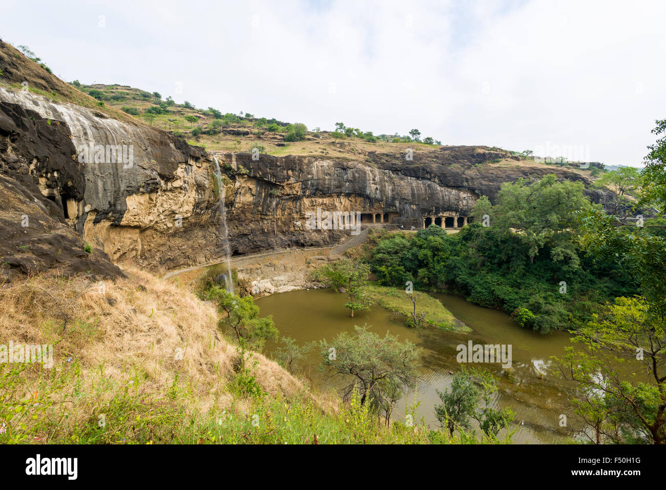 Blick auf das UNESCO-Weltkulturerbe Ajanta. Alle Höhlen aus massivem Felsen um 2 Jahrhundert v. Chr. geschnitzt sind und painti Stockfoto