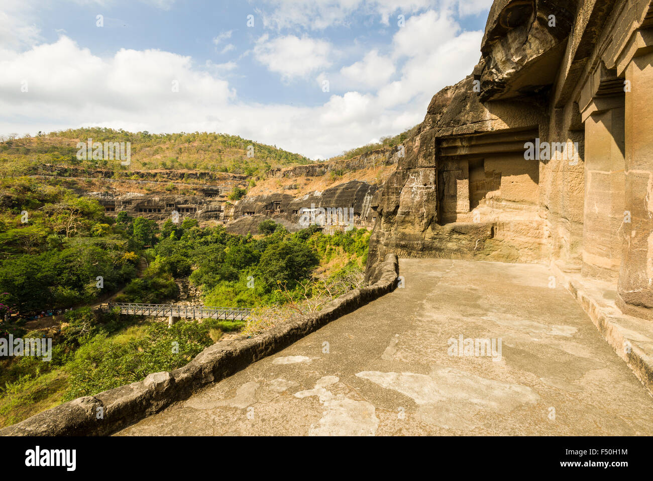 Blick auf das UNESCO-Weltkulturerbe Ajanta. Alle Höhlen aus massivem Felsen um 2 Jahrhundert v. Chr. geschnitzt sind und painti Stockfoto