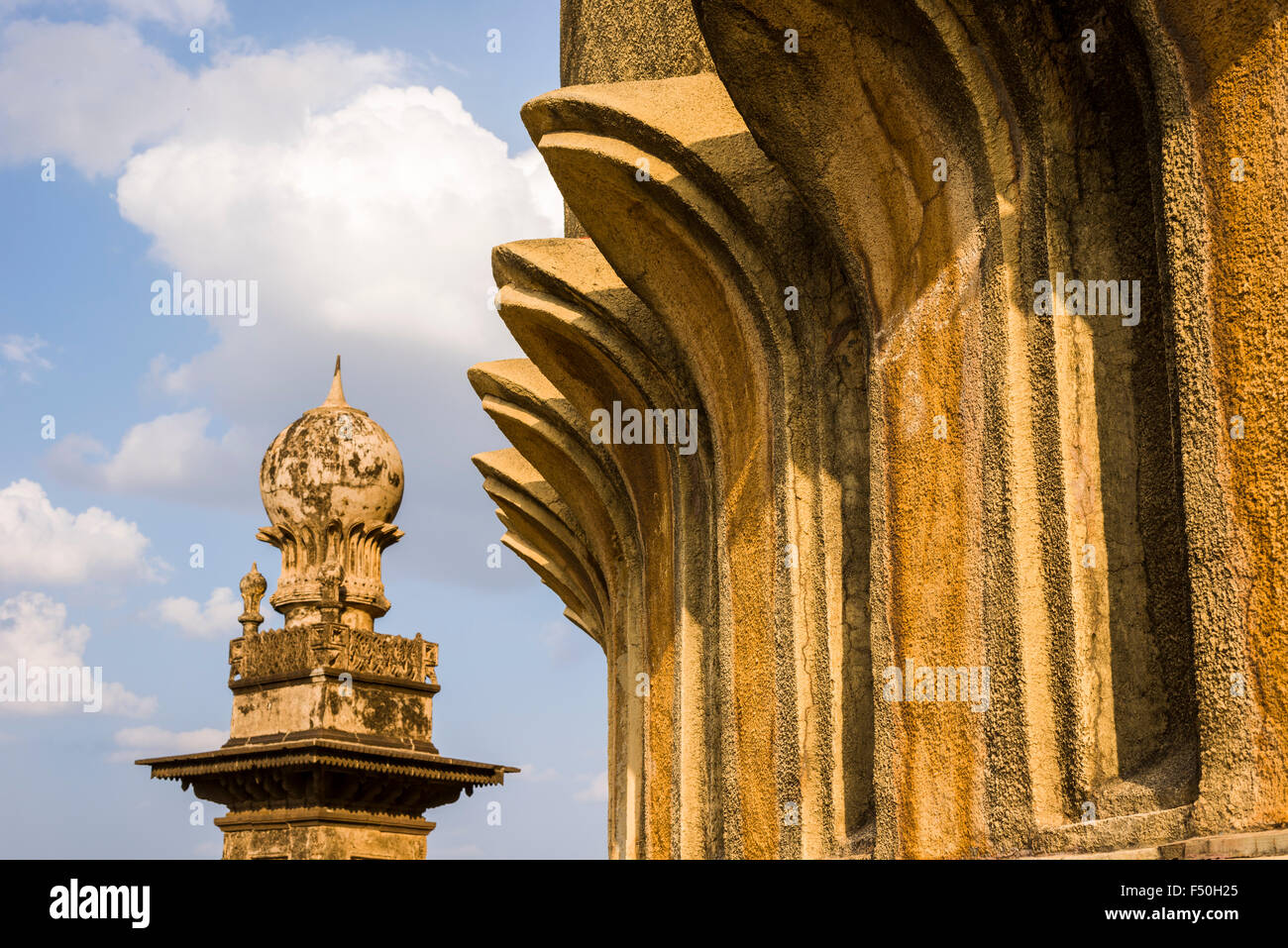 Detail der Gol gumbaz, das Grab von Mohammed Adil Shah (regierte 1627-1657). Das Gebäude ist mit der größten Kuppel, die je gebaut wurde Stockfoto