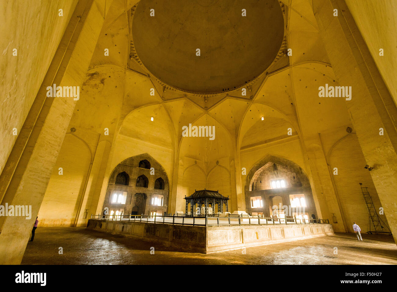 Die Kuppel der Gol gumbaz, das Grab von Mohammed Adil Shah (regierte 1627-1657) ist die größte Kuppel, die je gebaut wurde Stockfoto