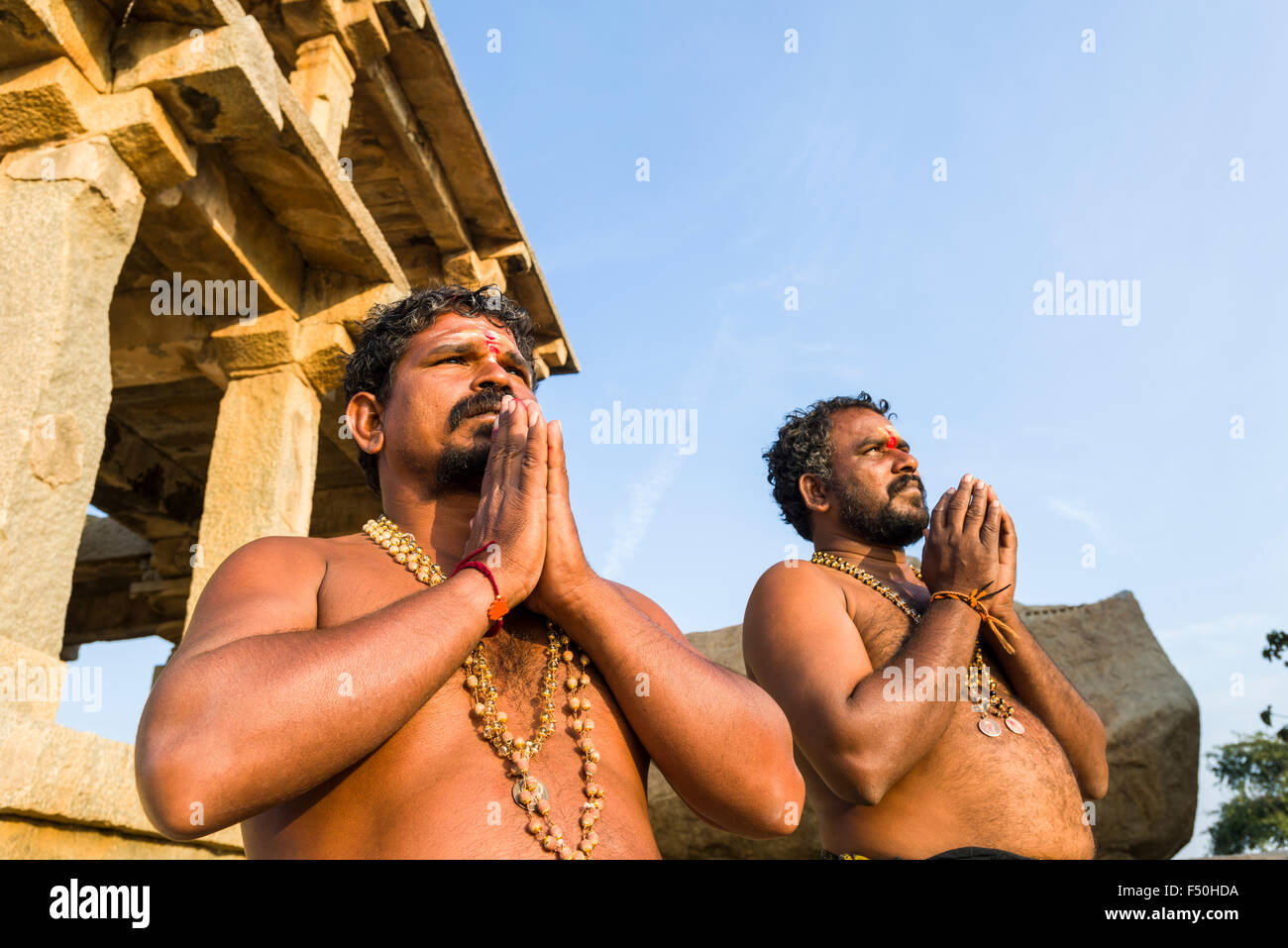 Zwei Anhänger beten an den Tempeln auf hemakuta Hügel, ein Teil der Ruinen der ehemaligen vijayanagara Empire, die nachste Stockfoto