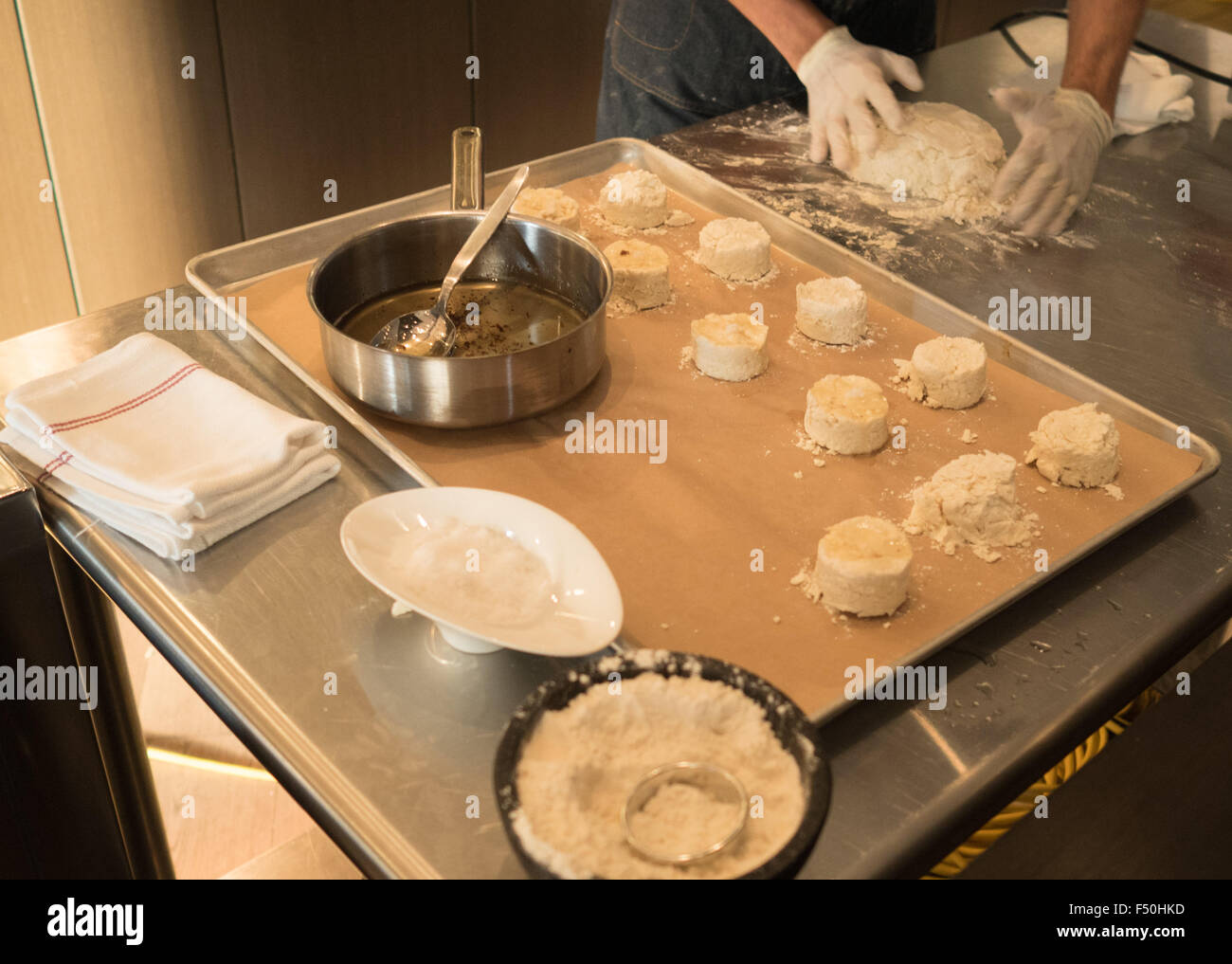 Backen die Kekse in einer Großküche Stockfoto