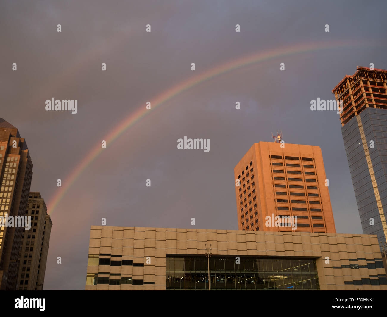 Doppelter Regenbogen über der Innenstadt von Cleveland, Ohio Stockfoto