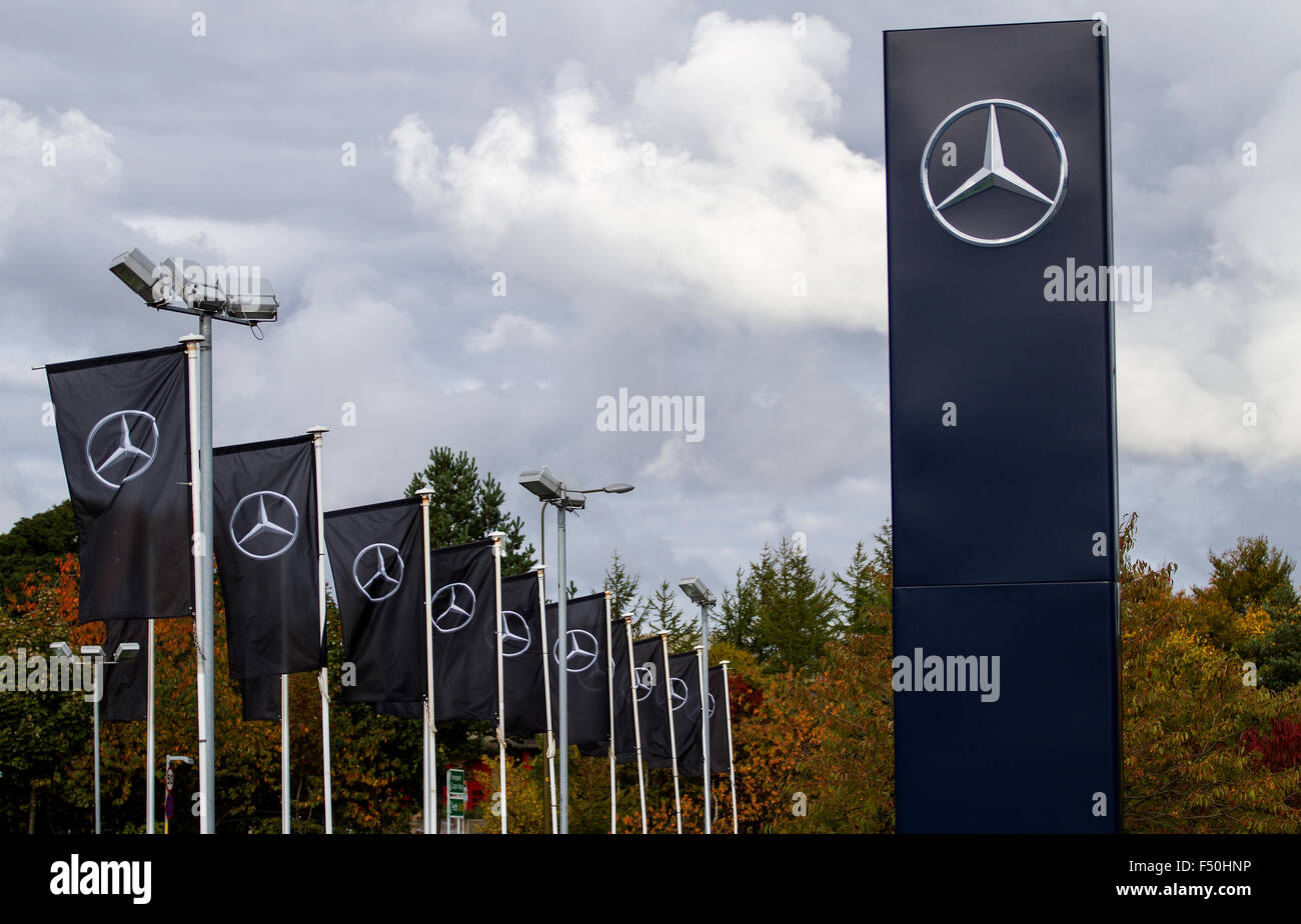 Flaggen und Zeichen mit dem Star-Logo vom Fabrikat des deutschen Mercedes-Benz Automobil Daimler AG Gruppe Autohaus in Dundee, Großbritannien Stockfoto
