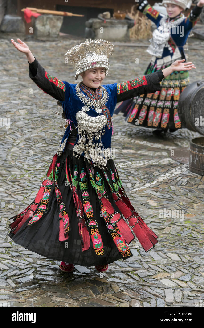 Langer Rock Miao Frau tanzt in der Lushing Boden, Langde Shang Miao Dorf, Guizhou Provinz, China Stockfoto