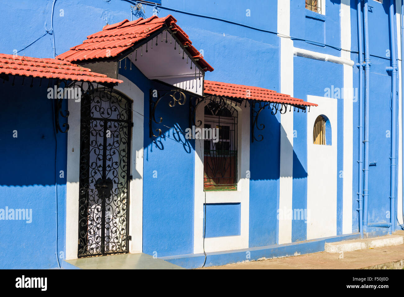 Eine blau lackierte Haus in einer kleinen Gasse in der Hauptstadt von Goa, ehemalige portugiesische Kolonie Stockfoto