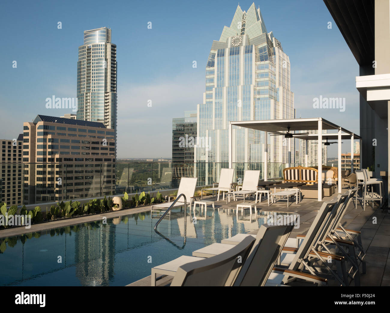 Auf dem Dach-Pool-Deck in der Innenstadt von Austin, Texas, mit Blick auf die Stadt Stockfoto