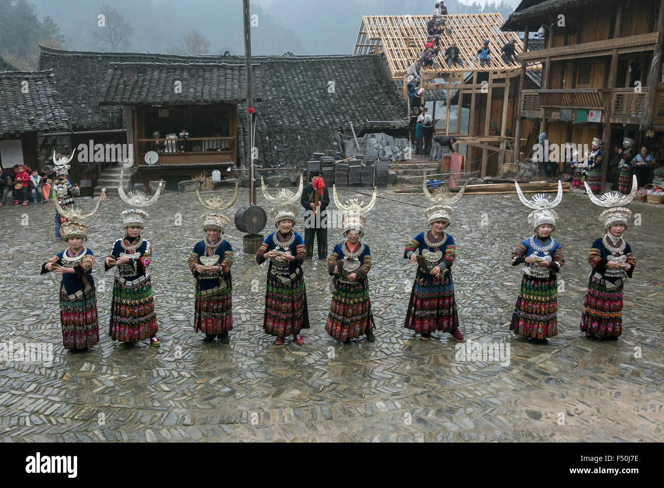 Reiswein mit Genugtuung, langen Rock Miao Trachtenmode Langde Shang Miao Dorf, Guizhou Provinz, China Stockfoto